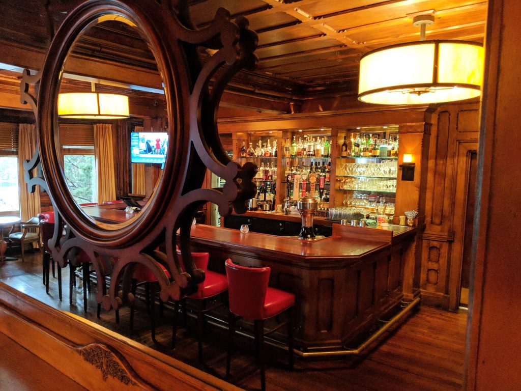 Mansion Bar at Castle Hill Inn